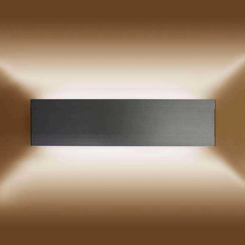 Aplique LED de pared funcional y decorativo de diseño moderno y minimalista y color plata. Permite generar un tipo de luz difusa y homogénea. Los apliques de pared Led suelen ser luminarias que complementan a la iluminación principal siendo un elemento importante en la decoración de los más variados ambientes.