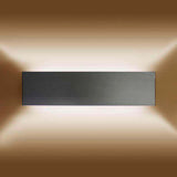 Aplique LED de pared funcional y decorativo de diseño moderno y minimalista y color plata. Permite generar un tipo de luz difusa y homogénea. Los apliques de pared Led suelen ser luminarias que complementan a la iluminación principal siendo un elemento importante en la decoración de los más variados ambientes.