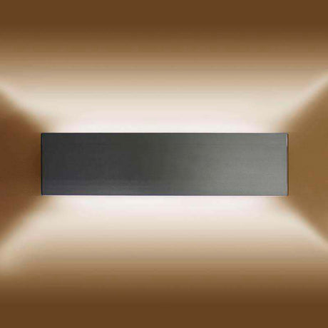 Aplique LED de pared funcional y decorativo de diseño moderno y minimalista y color plata. Permite generar un tipo de luz difusa y homogénea. Los apliques de pared Led suelen ser luminarias que complementan a la iluminación principal siendo un elemento importante en la decoración de los más variados ambientes.