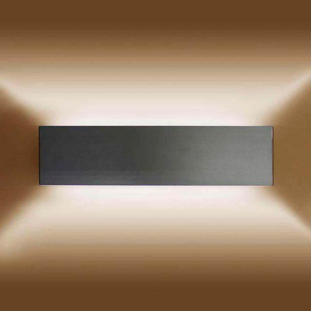 Aplique LED de pared funcional y decorativo de diseño moderno y minimalista y color plata. Permite generar un tipo de luz difusa y homogénea. Los apliques de pared Led suelen ser luminarias que complementan a la iluminación principal siendo un elemento importante en la decoración de los más variados ambientes.