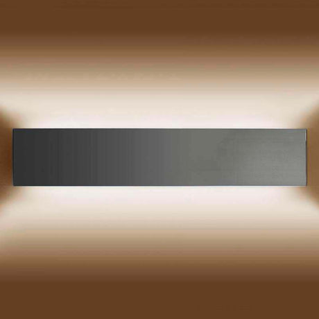 Aplique LED de pared funcional y decorativo de diseño moderno y minimalista en color plata. Permite generar un tipo de luz difusa y homogénea. Los apliques de pared Led suelen ser luminarias que complementan a la iluminación principal siendo un elemento importante en la decoración de los más variados ambientes.