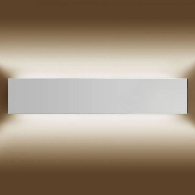 Aplique LED de pared funcional y decorativo de diseño moderno y minimalista en color plata. Permite generar un tipo de luz difusa y homogénea. Los apliques de pared Led suelen ser luminarias que complementan a la iluminación principal siendo un elemento importante en la decoración de los más variados ambientes. Lacado en color blanco.