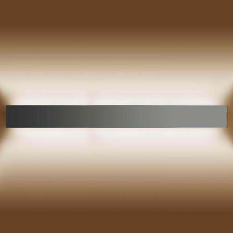 Aplique LED de pared funcional y decorativo de diseño moderno y minimalista en color plata. Permite generar un tipo de luz difusa y homogénea. Los apliques de pared Led suelen ser luminarias que complementan a la iluminación principal siendo un elemento importante en la decoración de los más variados ambientes.