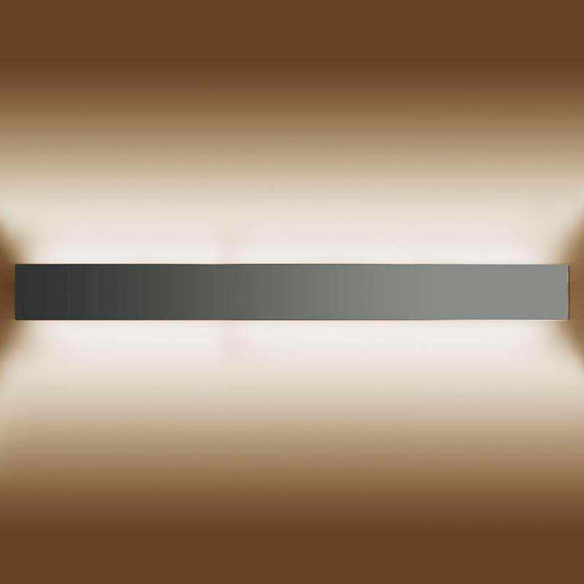 Aplique LED de pared funcional y decorativo de diseño moderno y minimalista en color plata. Permite generar un tipo de luz difusa y homogénea. Los apliques de pared Led suelen ser luminarias que complementan a la iluminación principal siendo un elemento importante en la decoración de los más variados ambientes.