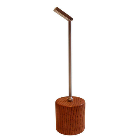 Lámpara led de cuidado diseño. Con base de madera de castaño torneada. Máxima luminosidad y mínimo consumo. Con un cuidado diseño minimalista perfecto para cualquier tipo de decoración.