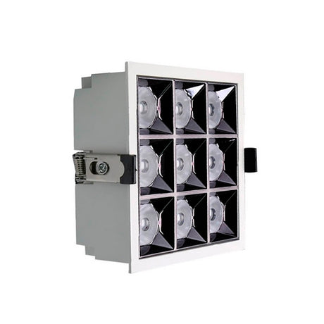 Foco empotrable LED con chip OSRAM SMD5050  de alta potencia y con 40W de potencia. Dispone de factor antideslumbramiento URG 17 y un ángulo de apertura de 24º. Con una iluminación más directa para centrar la luz en puntos específicos. Una iluminación de acentuación elegante y distintiva.