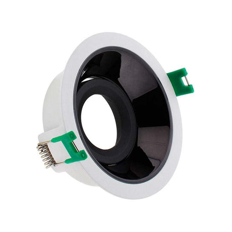 Housing compatible con el foco profesional HOTEL SPOT 9-15w de Ø55mm de diámetro. Con una gran calidad de sus materiales y acabados en lacado en color blanco mate y reflector pulido en negro titanio. Basculante. Altura 35mm para alojar el spot led.