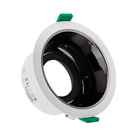 Housing compatible con el foco profesional HOTEL SPOT 24w de Ø70mm de diámetro. Con una gran calidad de sus materiales y acabados. Lacado en color blanco mate y reflector pulido en negro titanio. Basculante. Altura 61mm para alojar el spot led.