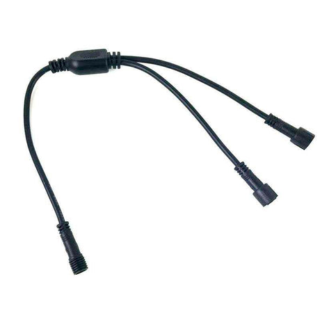 Cable con protección IP67 con una entrada macho y dos salidas hembra para conectar focos de extrerior con conectores estancos. Dos hilos para conexiones de focos monocromo.