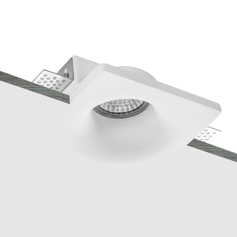 Foco empotrado con base GU10 fabricado en escayoda. Con alas de sujección para una perfecta instalación enrasada con la superficie. Crea ambientes únicos y sofisticados en la decoración de cualquier ambiente. Instalación sencilla, el material se puede emplastecer y pintar.