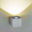 Aplique LED de pared de aluminio cepillado de alta calidad y diseño exclusivo. Puede instalarse para iluminar hacia arriba o hacia abajo. Alto rendimiento y potencia con el mínimo consumo de energía. Ideal para instalar en pasillos, entradas, porches o zonas de paso