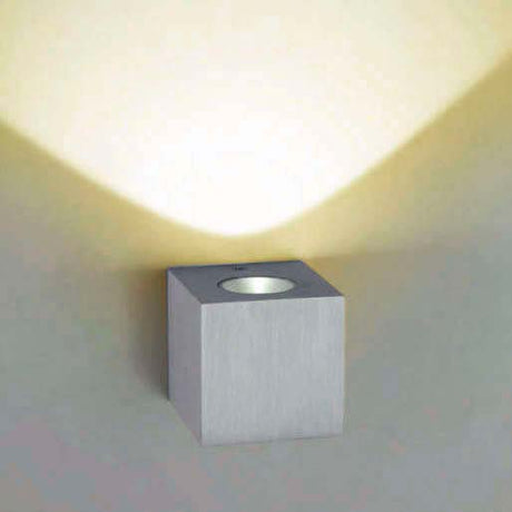 Aplique LED de pared de aluminio cepillado de alta calidad y diseño exclusivo. Puede instalarse para iluminar hacia arriba o hacia abajo. Alto rendimiento y potencia con el mínimo consumo de energía. Ideal para instalar en pasillos, entradas, porches o zonas de paso