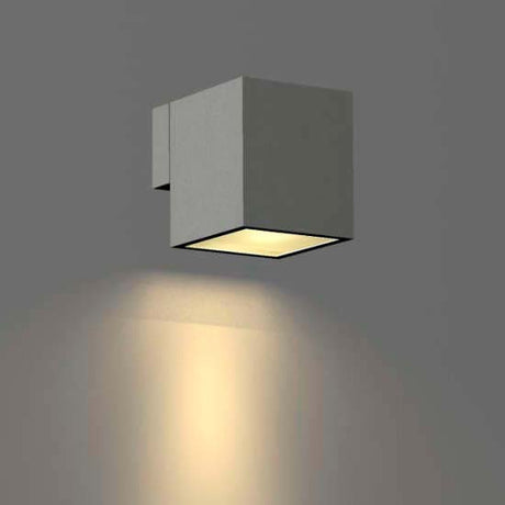 Aplique LED de pared de diseño minimalista. Acabado en aluminio cepillado de alta calidad, con difusor de cristal templado. Para instalación en pasillos, entradas o recibidores, baños, porches o zonas de paso