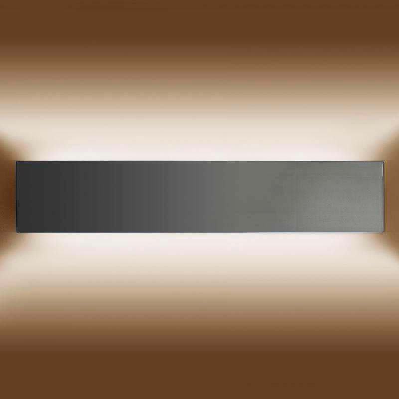 Aplique LED de pared funcional y decorativo de diseño moderno y minimalista en color plata. Permite generar un tipo de luz difusa y homogénea. Los apliques de pared Led suelen ser luminarias que complementan a la iluminación principal siendo un elemento importante en la decoración de los más variados ambientes. Incluye mando a distancia RF para apagar/encender, controlar la intensidad, color y efectos de la luz.