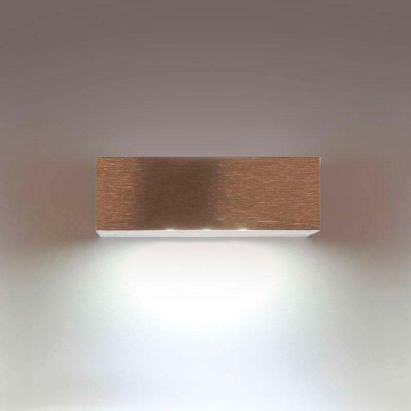 Aplique LED de diseño horizontal y minimalista para instalar en paredes. Acabado en aluminio cepillado de alta calidad, con difusor de cristal templado. Ideal para combinar diferentes tipos de iluminación en estancias, pasillos, baños, entradas o recibidores o zonas de paso