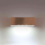 Aplique LED de diseño horizontal y minimalista para instalar en paredes. Acabado en aluminio cepillado de alta calidad, con difusor de cristal templado. Ideal para combinar diferentes tipos de iluminación en estancias, pasillos, baños, entradas o recibidores o zonas de paso