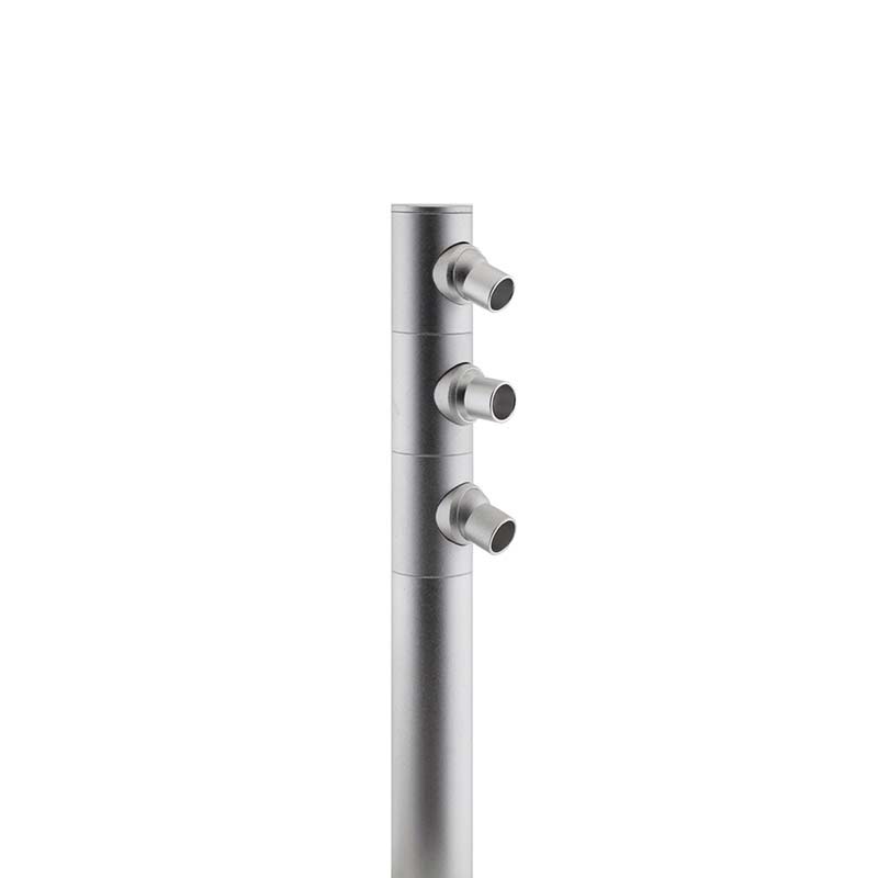 Luminaria de gran calidad que incorpora chip led CREE COB y driver led incluido. Sus tres mini focos pueden ser orientados en cualquier posición para la iluminación de los objetos de la exposición. Driver incluido