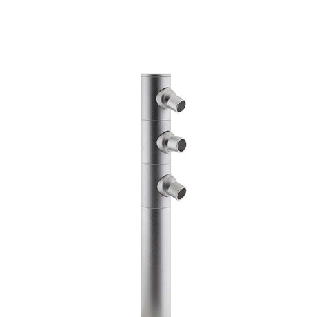 Luminaria de gran calidad que incorpora chip led CREE COB y driver led incluido. Sus tres mini focos pueden ser orientados en cualquier posición para la iluminación de los objetos de la exposición. Driver incluido