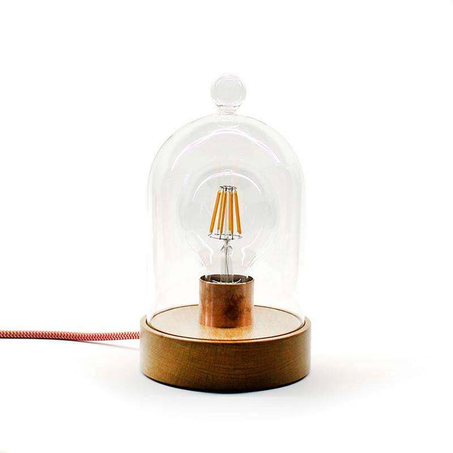 Fanal decorativo LED Bell JAR, una luminaria evocadora del recuerdo de décadas pasadas, una lámpara que muestra la simplicidad del primer emisor de luz. Una bombilla filamentosa ególatra, protegida por un fanal de vidrio.