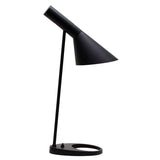 Réplica de la popular lámpara JACOBSEN creada en 1960 por el diseñador danés Arne Jacobsen. Una pieza extremadamente versátil con su característica pantalla en forma de embudo que emite una luz directa hacia abajo permitiendo enfocar la luz fácilmente haciéndolo ideal como lámpara de lectura.