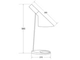 La lámpara de mesa Jacobsen es un réplica de la popular lámpara JACOBSEN creada en 1960 por el diseñador danés Arne Jacobsen. Una pieza extremadamente versátil con su característica pantalla en forma de embudo que emite una luz directa hacia abajo permitiendo enfocar la luz fácilmente haciéndolo ideal como lámpara de lectura.