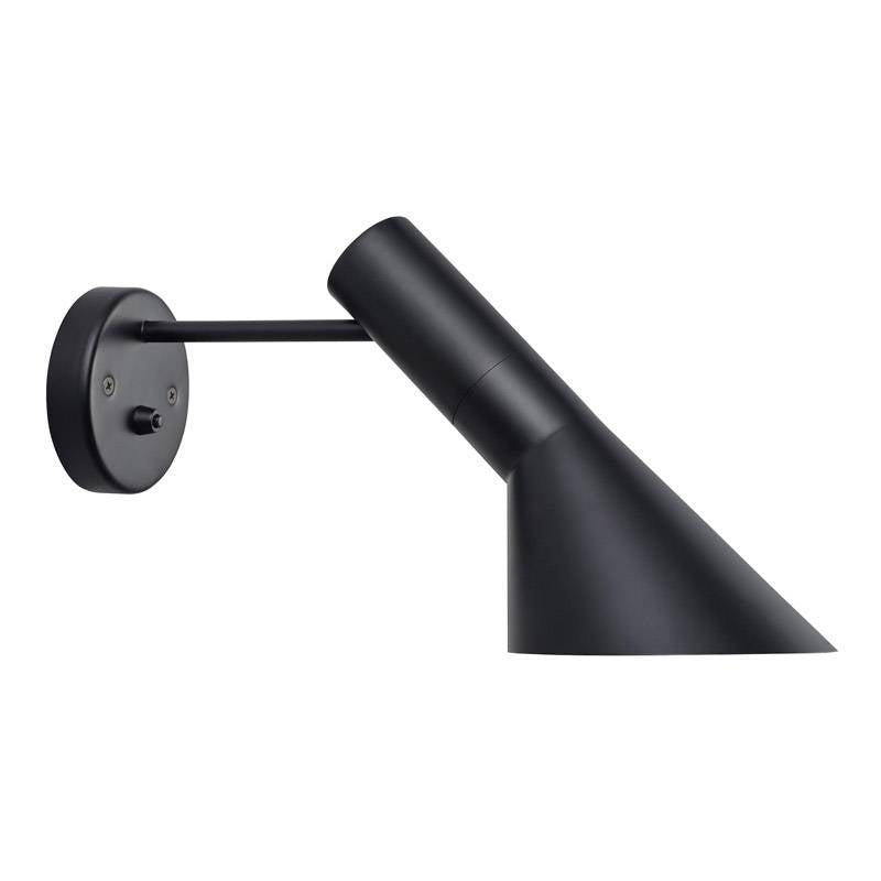 Réplica de la popular lámpara JACOBSEN creada en 1960 por el diseñador danés Arne Jacobsen. Una pieza extremadamente versátil con su característica pantalla en forma de embudo que emite una luz directa hacia abajo permitiendo enfocar la luz fácilmente.
