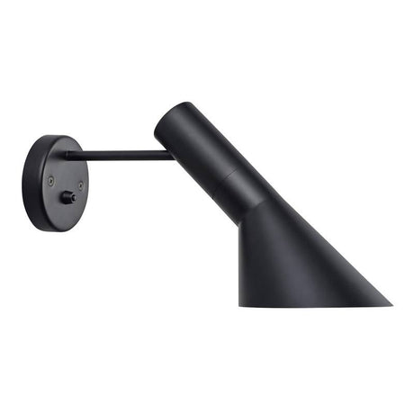 Réplica de la popular lámpara JACOBSEN creada en 1960 por el diseñador danés Arne Jacobsen. Una pieza extremadamente versátil con su característica pantalla en forma de embudo que emite una luz directa hacia abajo permitiendo enfocar la luz fácilmente.