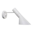 Réplica de la popular lámpara JACOBSEN creada en 1960 por el diseñador danés Arne Jacobsen. Una pieza extremadamente versátil con su característica pantalla en forma de embudo que emite una luz directa hacia abajo permitiendo enfocar la luz fácilmente.