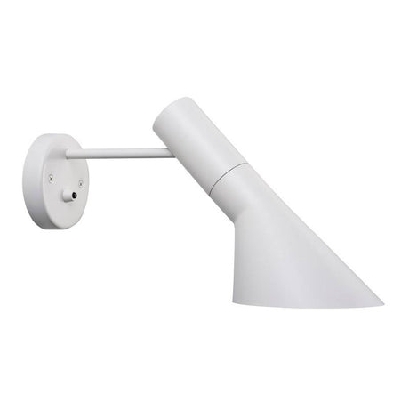 Réplica de la popular lámpara JACOBSEN creada en 1960 por el diseñador danés Arne Jacobsen. Una pieza extremadamente versátil con su característica pantalla en forma de embudo que emite una luz directa hacia abajo permitiendo enfocar la luz fácilmente.