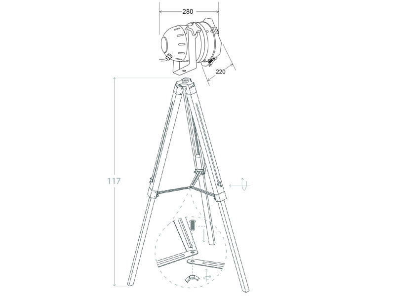 Lámpara de pie ajustable con cuerpo de madera de fresno envejecida y complementos metálicos en color negro.  Ideal como lámpara de diseño para crear ambiente o iluminación general. Incorpora proyector de cine con base E27 para instalar una bombilla,