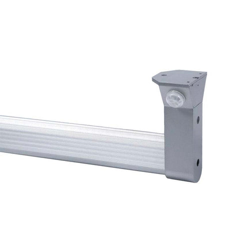 Barras de armario con luminarias led especialmente concebidas para la iluminación de interiores de armarios. De muy bajo consumo y una gran luminosidad. Incorpora sensor PIR, se enciende cuando detecta movimiento y se apaga a los 45 segundos automáticamente.