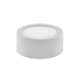 Luminaria LED de emergencia de alta calidad con diseño minimalista. Para instalación en superficie o empotrado, de pequeño tamaño. Más de 180 minutos de autonomía con su batería recargable de Ni-Cd. Luz para señalización de salidas, puertas, ascensores, zonas de paso o comunes.