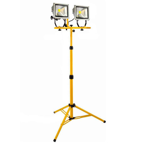 Soporte doble para proyector led que permite hacer portable la luminaria. Facilita el transporte y su uso en cualquier lugar.