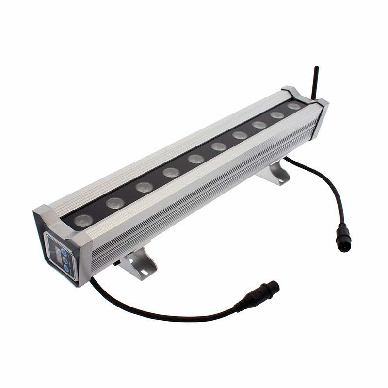 Proyector lineal profesional de alta potencia RGB+W+A con control DMX512 inalámbrico y panel de control incorporado. Para la iluminación creativa de escenarios y proyección de luz en paredes y fachadas. Ideal para el realce de objetos, artes, escénicas, construcciones históricas, museos. 