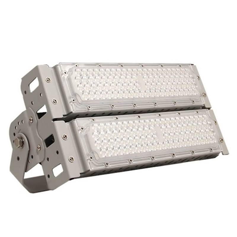 Foco proyector orientable de exterior LED de altas prestaciones con chip led PHILIPS LUMILEDS . De elevada potencia lumínica y máxima eficiencia energética. Carcasa de aluminio de inyección con radiador que garantiza una eficiente disipación del calor. Con óptica de 136°x78º para alumbrado de distancias largas. 