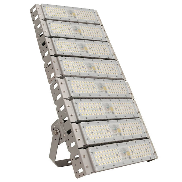 Foco proyector orientable de exterior LED de altas prestaciones. De elevada potencia lumínica y máxima eficiencia energética. Carcasa de aluminio de inyección con radiador que garantiza una eficiente disipación del calor. Con óptica de 90° para alumbrado de distancias largas.