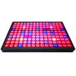 Pantalla especialmente diseñada para estimular el crecimiento de las plantas combinando los espectros lumínicos ideales para su desarrollo. No emiten calor y la planta no sufre quemaduras ni se deshidratan. Incluye 150 chip led con un espectro completo de color de luz roja, azul, UV, IR y luz blanca para todas las fases de crecimiento y floración de las plantas.