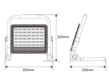 Proyector led portátil profesional de alta luminosidad con batería de litio recargable tipo Life-PO4 y soporte. Proporciona una luz blanca potente, además dispone de opción de emergencia RB para señalización. Iluminación eficaz en cualquier situación.