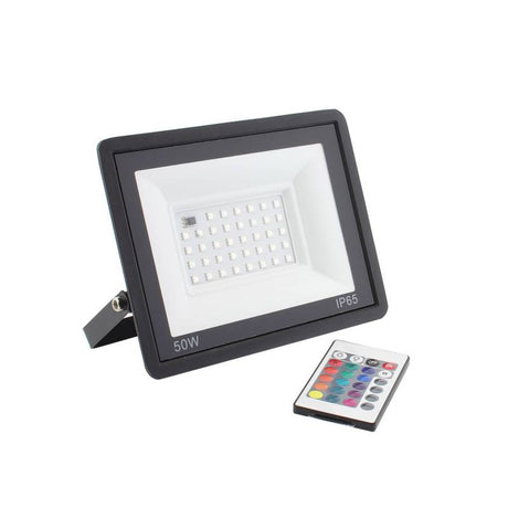 Foco proyector de exterior LED con alimentación 220V. Altas prestaciones y gran resistencia (IP65). Ofrece máximo control con el mando a distancia IR incluido. Amplias posibilidades de decoración con luz RGB.