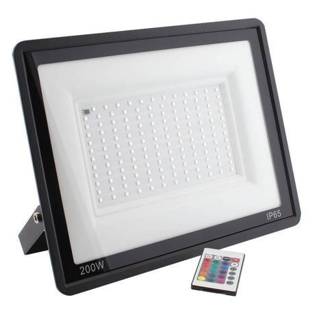 Foco proyector de exterior LED con alimentación 220V. Altas prestaciones y gran resistencia (IP65). Ofrece máximo control con el mando a distancia IR incluido. Amplias posibilidades de decoración con luz RGB.