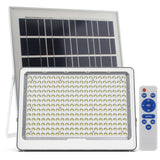 Kit que incluye proyector solar LED con batería de litio integrada de alta potencia, panel solar, mando a distancia y herrajes para su instalación. Incorpora sensores de luminosidad. Ideal para iluminar de manera automatizada y sin necesidad de corriente eléctrica cualquier zona de exterior.