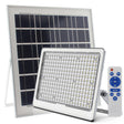 Kit que incluye proyector solar LED con batería de litio integrada de alta potencia, panel solar, mando a distancia y herrajes para su instalación. Incorpora sensores de luminosidad. Ideal para iluminar de manera automatizada y sin necesidad de corriente eléctrica cualquier zona de exterior.