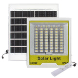 Kit que incluye proyector CCT (luz fría, neutra y cálida) con mando a distancia, con batería de litio integrada de alta potencia, panel solar y herrajes para su instalación. Incorpora sensores de luminosidad. Ideal para iluminar de manera automatizada y sin necesidad de corriente eléctrica cualquier zona de exterior.