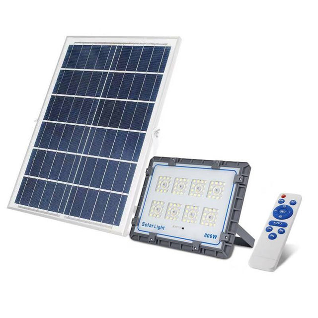 Kit que incluye proyector CCT (luz fría, neutra y cálida) con mando a distancia, con batería integrada, panel solar y herrajes para su instalación. Ideal para iluminar de manera automatizada y sin necesidad de corriente eléctrica cualquier zona de exterior.