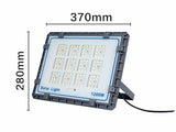 Kit que incluye proyector CCT (luz fría, neutra y cálida) con mando a distancia, con batería integrada, panel solar y herrajes para su instalación. Ideal para iluminar de manera automatizada y sin necesidad de corriente eléctrica cualquier zona de exterior.