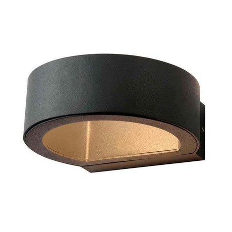 Aplique de pared led fabricado en aluminio de gran calidad y lacado en color gris pavonado para la iluminación de paramentos verticales. Emite un haz de luz sin emisión de calor y gran eficiencia. Lámpara ideal para combinar diferentes tipos de iluminación tanto en interiores como en exteriores.