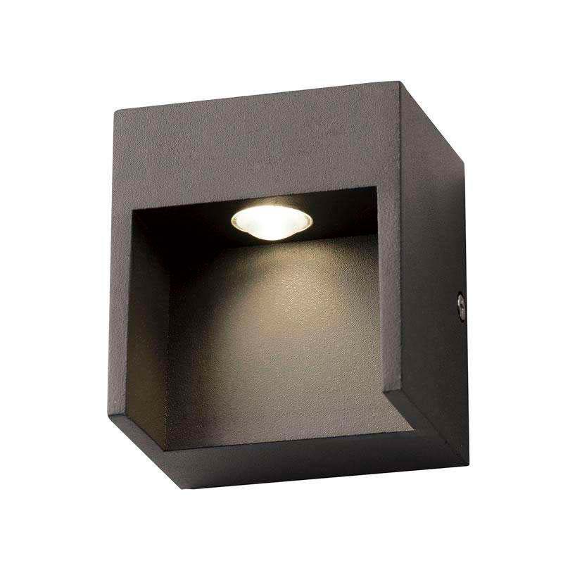 Luminaria led realizada en aluminio de gran calidad y lacado en color gris pavonado para la iluminación de paramentos verticales. Emite un haz de luz sin emisión de calor y gran eficiencia. Lámpara ideal para combinar diferentes tipos de iluminación tanto en interiores como en exteriores.