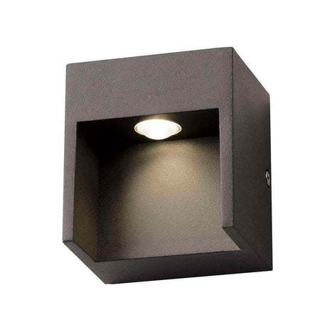 Luminaria led realizada en aluminio de gran calidad y lacado en color gris pavonado para la iluminación de paramentos verticales. Emite un haz de luz sin emisión de calor y gran eficiencia. Lámpara ideal para combinar diferentes tipos de iluminación tanto en interiores como en exteriores.