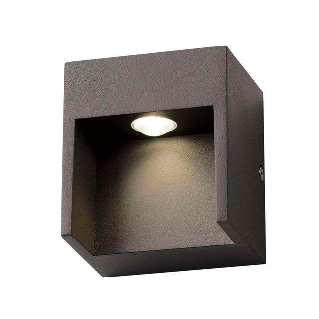 Luminaria led realizada en aluminio de gran calidad y lacado en color gris pavonado para la iluminación de paramentos verticales. Emite un haz de luz sin emisión de calor y gran eficiencia. Lámpara ideal para combinar diferentes tipos de iluminación tanto en interiores como en exteriores.
