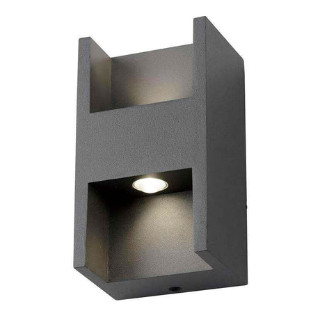 Luminaria led realizada en aluminio de gran calidad y lacado en color gris pavonado para la iluminación de paramentos verticales. Emite un haz de luz sin emisión de calor y gran eficiencia. Lámpara ideal para combinar diferentes tipos de iluminación tanto en interiores como en exteriores.